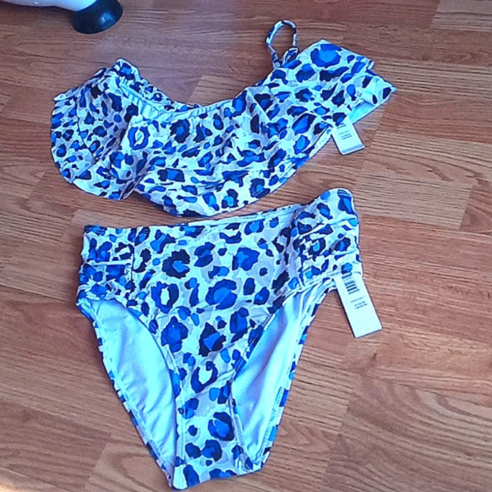 NWT Tahari ladies 2 piece, unique   swimsuit, sz S, M. Msrp $150
